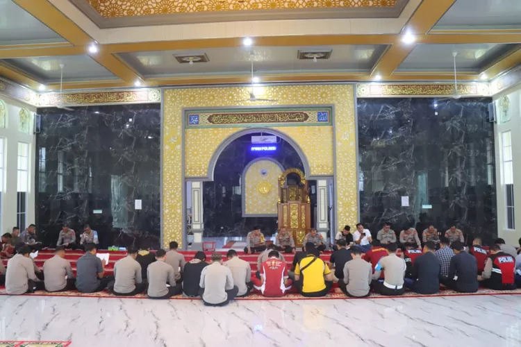  Kepolisian Resor (Polres) Penukal Abab Lematang Ilir (PALI) menggelar kegiatan Pembinaan Rohani dan Mental (Binrohtal) di Masjid As Saidiyah, Kamis (17/4/2025). (B4R/KetikPos.com)