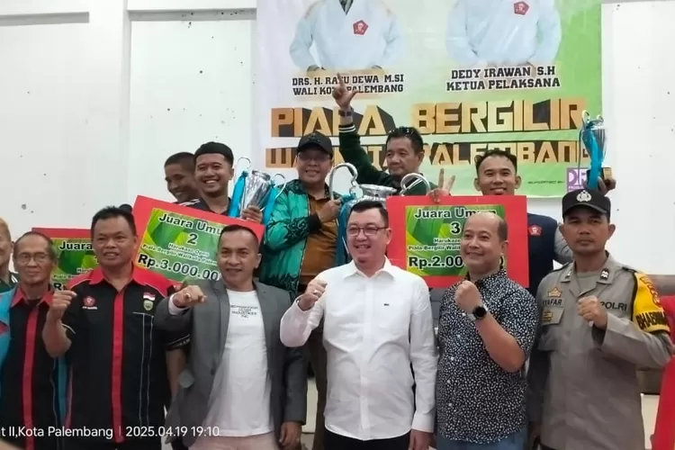 Foto bersama usai penutupan Kejuaraan Karate Harukaze Open (DN/KetikPos.com)