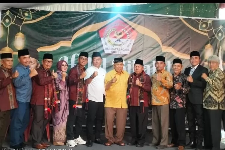 Foto bersama Ketua Umum Permatabagsel Drs.H.Zulkarnain Nasution (Yanti/KetikPos.com)