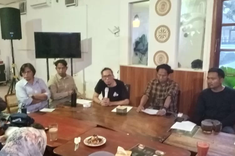 STuEB Saat Menggelar Prolog Media Brief bertema "Sumatera Menolak Punah" di Guns Caf&eacute; Palembang, Senin (21/4).  (DN/KetikPos.com)