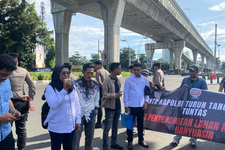 Puluhan massa yang tergabung dalam Gerakan Karya Justicia Indonesia (GKJI) Sumatera Selatan menggelar aksi unjuk rasa di depan Markas Besar Kepolisian Republik Indonesia (Mabes Polri), Jakarta Selatan, Rabu (23/4/2025). (Dok Ist/KetikPos.com)