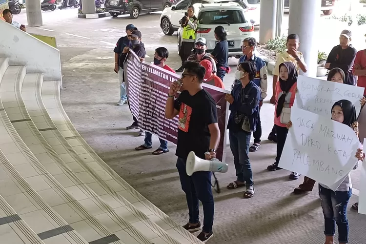 puluhan massa aksi yang tergabung di KAPL menggelar aksi demontrasi di depan Gedung Kantor DPRD Kota Palembang, Selasa (22/04/25). (DN/KetikPos.com)