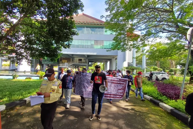 Aksi demonstrasi yang digelar di depan kantor DPRD pada Selasa (22/4) (DN/KetikPos.com)