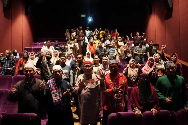 Foto bersama penonton usai menonton film Mendadak Dangdut menggelar special screening pada hari Minggu, 27 April 2025 (Yanti/KetikPos.com)