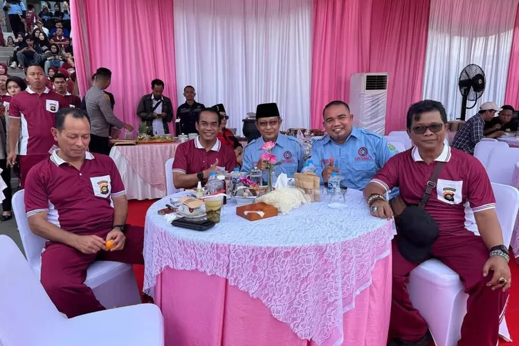 Ketua Pengurus Daerah Federasi Serikat Pertanian dan Perkebunan (PD FSPPP) sekaligus Sekretaris Konfederasi Serikat Pekerja Seluruh Indonesia (DPD KSPSI) Provinsi Sumsel Cecep  Wahyudin saat bersama Kapolda Sumsel (Yanti/KetikPos.com)