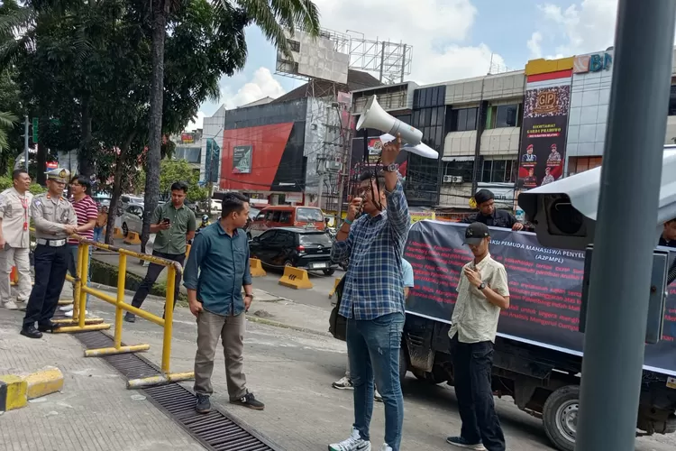 Aksi Demo Aliansi Aksi Pemuda dan Mahasiswa Penyelamat Lingkungan (A2PMPL) di depan kompleks PIM, Selasa (6/5/2025). (DN/KetikPos.com)
