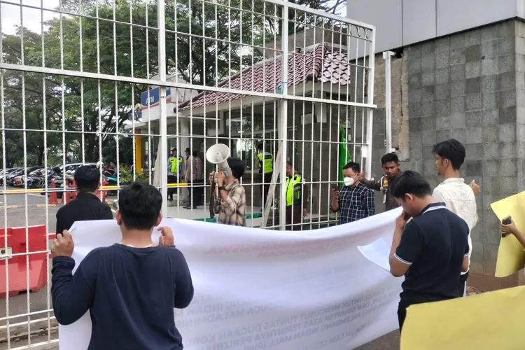 Puluhan massa dari Aliansi Aksi Pemuda dan Mahasiswa Penyelamat Lingkungan (A2PMPL) melaporkan proyek pembangunan gedung baru Palembang Indah Mall (PIM) ke Kejaksaan Tinggi Sumatera Selatan (Kejati Sumsel), Rabu (14/5). (Dok Ist/KetikPos.com)