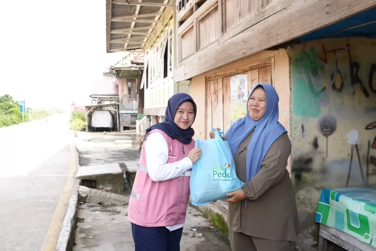 Srikandi PLN IP UBP Keramasan menyerahkan secara simbolis paket bantuan sembako kepada dhuafa di lingkungan Ring 1 PLN IP UBP Keramasan (Dok Ist/ketikPos.com)