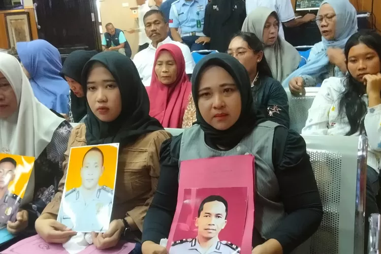 Keluarga korban hadir di persidangan membawa foto-foto dan berharap hukuman berat bagi pelaku.  (dok)