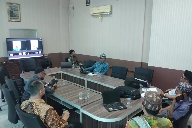 Narasumber utama dalam kajian ini adalah Dr. Kemas A.R. Panji, M.Si, seorang dosen dan peneliti sejarah yang baru saja menyandang gelar Doktor Peradaban Islam ke-272 di lingkungan UIN Raden Fatah. Gelar tersebut diperoleh lewat sidang promosi doktor. (dok)