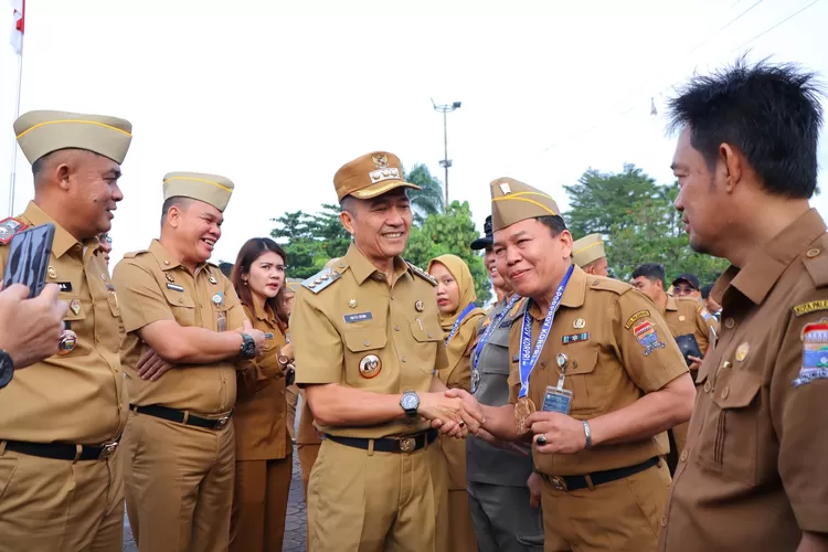 Walikota Palembang H Ratu Dewa menyerahkan medali kepada ASN yang berprestasi  (dok)