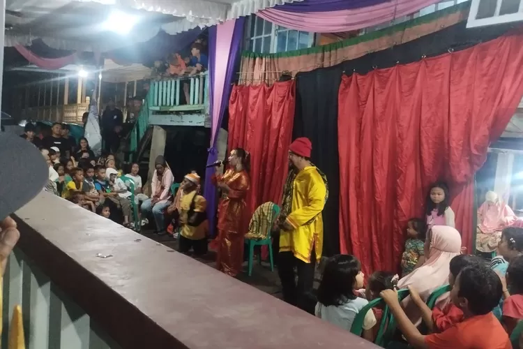 Pementasan Bangsawan di Lorong Taman Bacaan, Tangga Takat, SU II (dok)