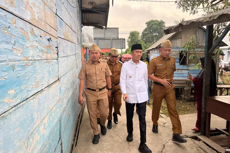 Seragam gratis dibagikan Walikota Palembang Ratu Dewa (dok)