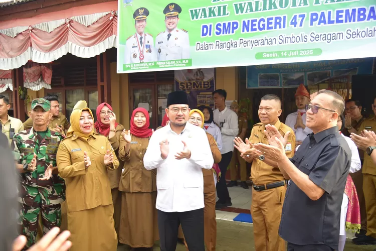 Wawako Palembang Prima Salam menyerahkan seragam gratis untuk pelajar SD dan SMP (dok)