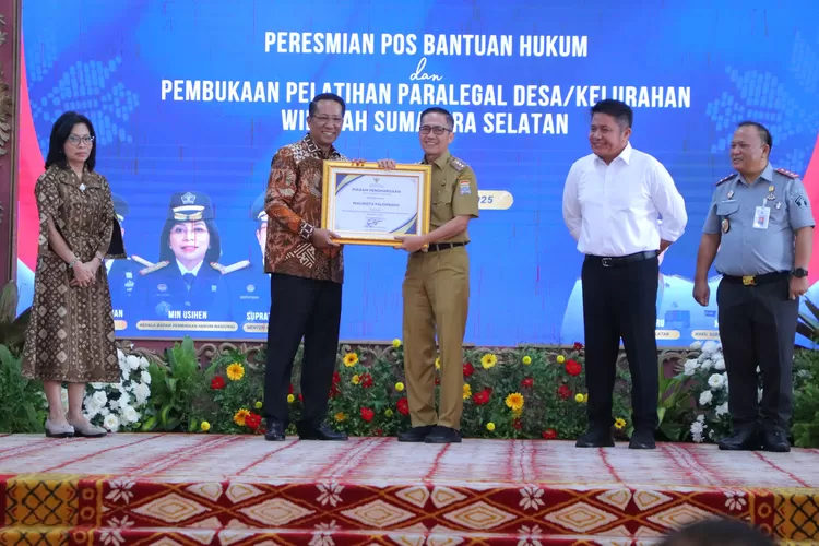 Penghargaan bagi Wako Palembang Ratu Dewa atas program Peduli (dok)