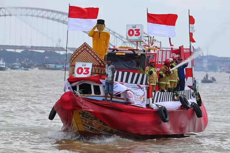 Perahu hias Dinas Pemadam Kebakaran Palembang menjadi juara di Lomba Perahu Hias  (dok)