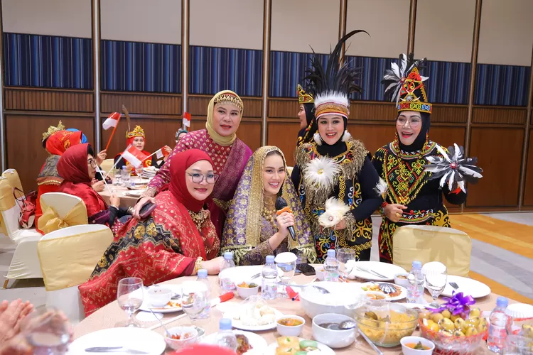 Kemeriahan HUT ke-80 RI di Palembang: Busana Adat Nusantara Jadi Bahasa Persatuan (dok)