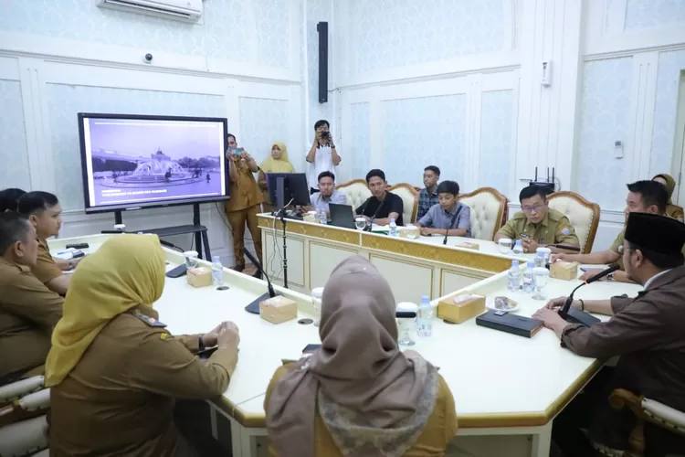 Wakil Wali Kota Palembang, Prima Salam, memimpin rapat final perencanaan dan menegaskan bahwa proyek ini harus selesai pada 20 Desember 2025. (dok)