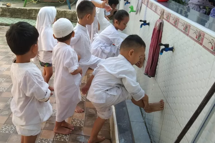 Dari Gubuk Reyot ke Istana Hati: Perjalanan Abi Rahmatulloh dan Anak-Anak Yatim (dok)