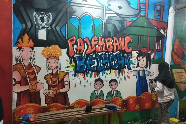 Zahra sedang menyelesaikan lukisannya (dok)