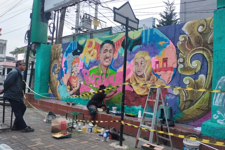 mural graviti duo ratu, ratu dewa dan ratu sinuhun sedang dalam pengerjaan (dok)