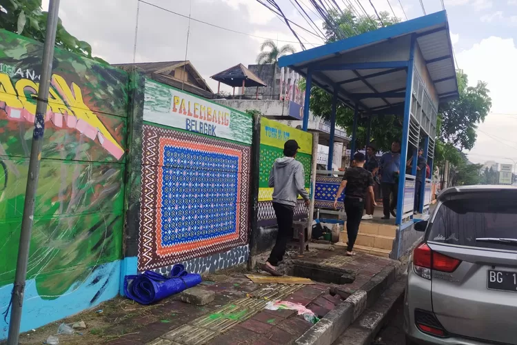 seni kriya ditumpahkan di dinding mural (dok)