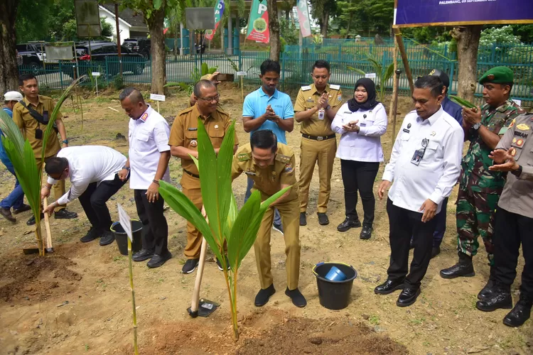 Tanam Bibit Pohon Kelapa Serentak, Wali Kota Ratu Dewa Sukseskan Program Nasional (dok)