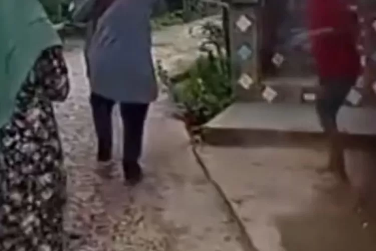 Menggendong bayi saat baru lahir  (dok)