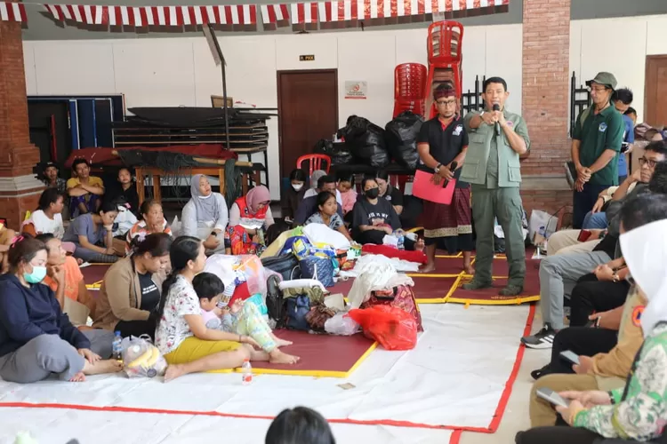 Kepala BNPB Letjen TNI Dr. Suharyanto, S.Sos., M.M., (kemeja dan rompi hijau) saat berdiskusi dengan warga terdampak banjir di Banjar Sedana Mertha Ubung, Denpasar, Bali pada Kamis (11/9). (dok)