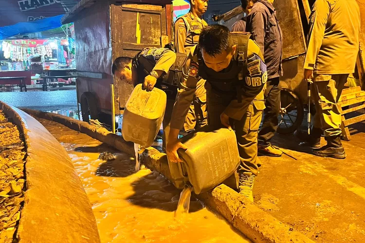 Satpol PP Palembang Razia Pengamen &amp; Penjual Miras di BKB&ndash;Ampera: Demi Wisata Nyaman (dok)