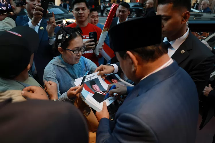 "Tangis Bahagia Diana di New York: 20 Tahun Mengidolakan, Akhirnya Dapat Tanda Tangan Prabowo" (dok)