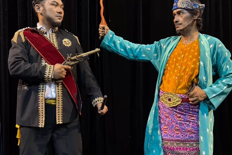 dua tokoh kontra di teater SMB IIHarimau yang Tak  Dapat dijinakkan. SMB II dengan kerisnya dan penguasa Belanda dengan  senpinya. (dok)