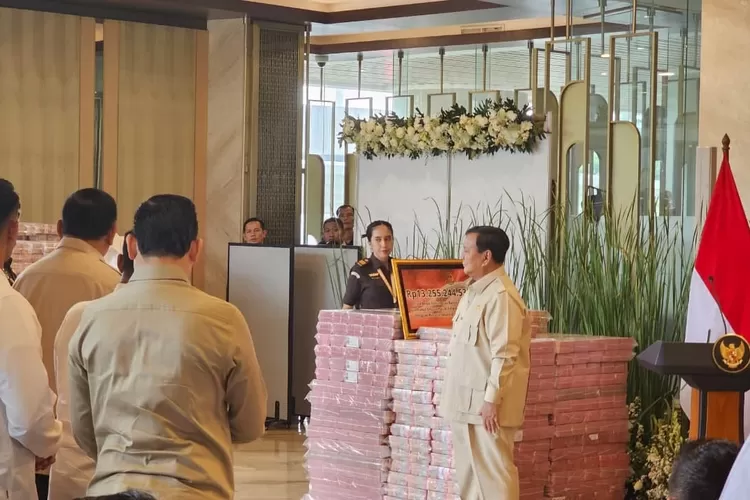 Setahun Pemerintahan Prabowo, Rp13,2 Triliun Uang Negara Hasil Korupsi Diserahkan ke Kas Negara &mdash; Menkeu Purbaya Terima Langsung di Kejaksaan Agung (dok)