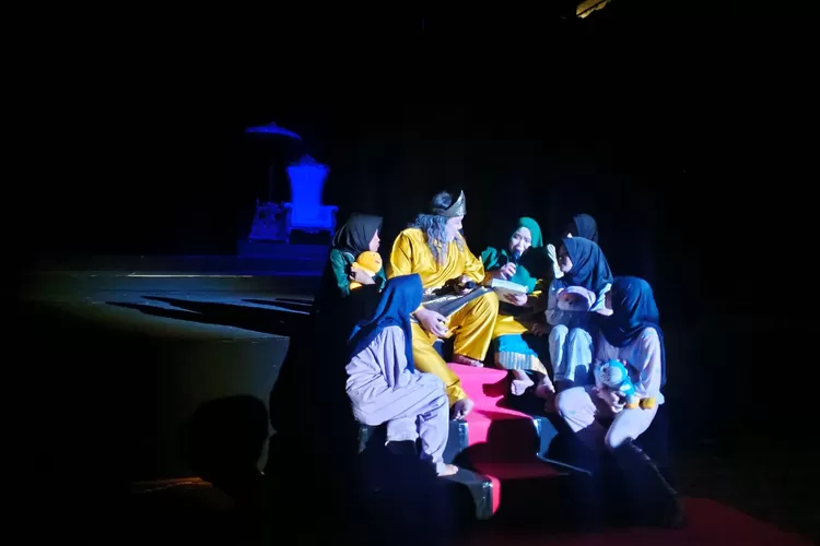 salah satu adegan di Teater SMB II Harimau yang tak dapat dijinakkan., melibatkan pelajar dan pendongeng sebagai regresi yang mengantarkan cerita per episode.  (dok)