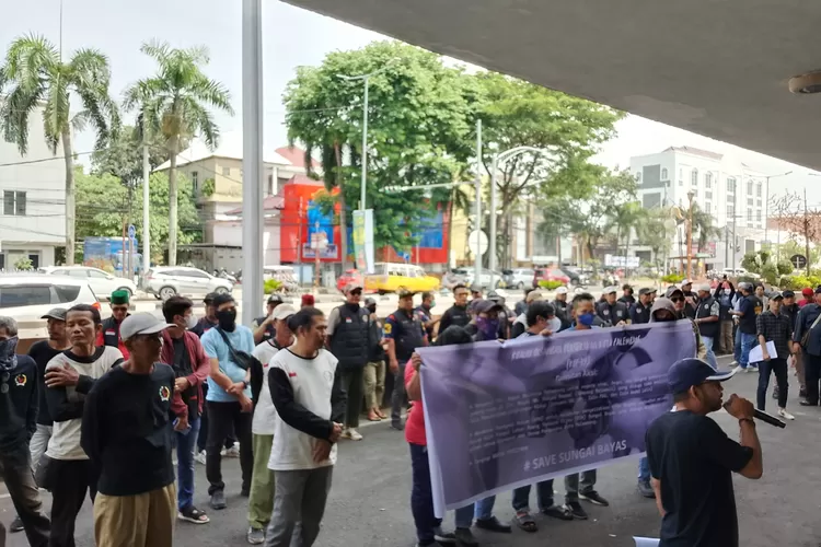 Ratusan massa Koalisi Organisasj Pergerakan Kota Palembang  (Dok Ist/KetikPos.com)