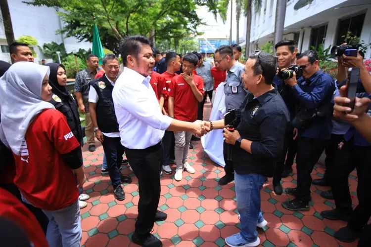 Gubernur Sumsel memberikan semangat kepada atlet anggar yang ikut berlaga di Kejurnas 2025  (Dok Ist/KetikPos.com)