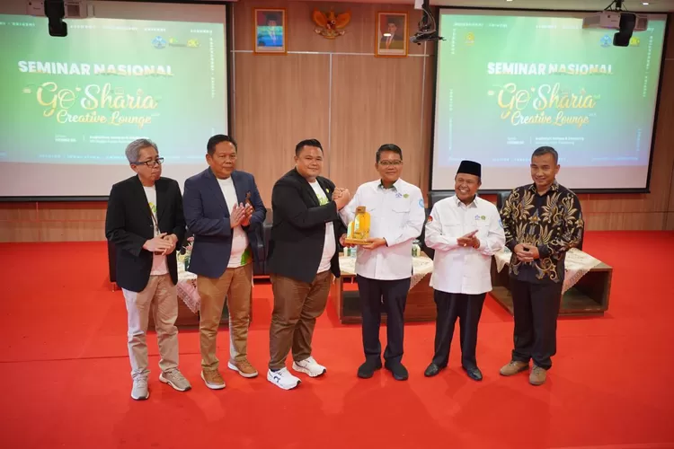 Foto bersama Pemimpin Wilayah PT Pegadaian Kanwil III Sumbagsel, Novryandi, (Dok Ist/KetikPos.com)