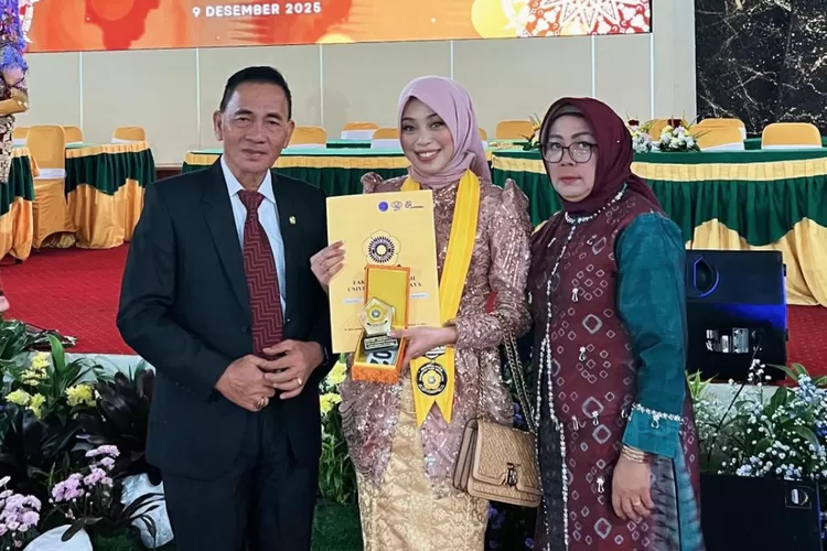 Foto Putri Meilanda bersama kedua orangtuanya  (Dok Ist/KetikPos.com)