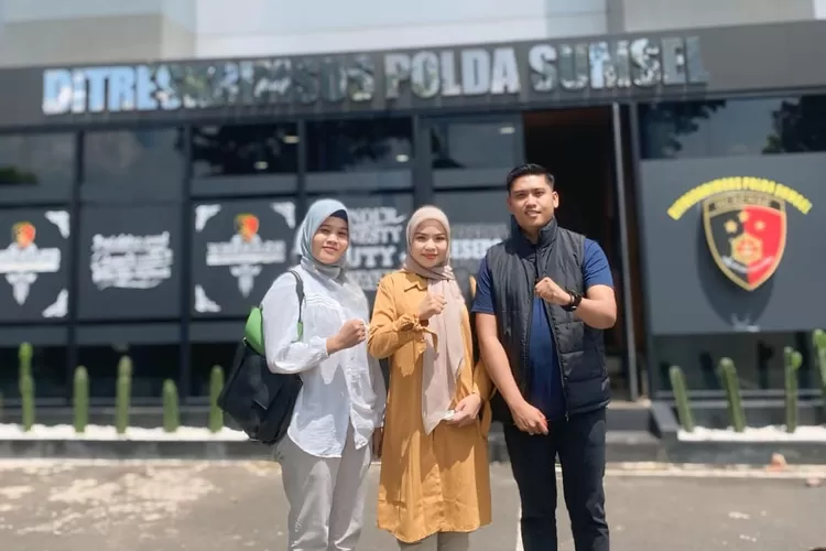 Foto bersama Kuasa hukum Arnila Reza Tri Utami  (Dok Ist/KetikPos.com)