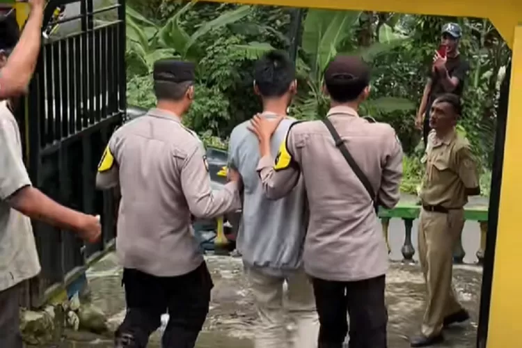 Guru PJOK Lumajang ditangkap polisi setelah terbukti lecehkan siswi SD (tiktok.com/mas.dino.channel)