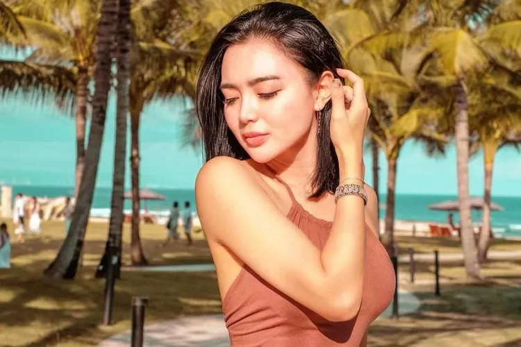 Luna Maya Liburan ke Jepang dengan Tas Mewah Harga Puluhan Juta