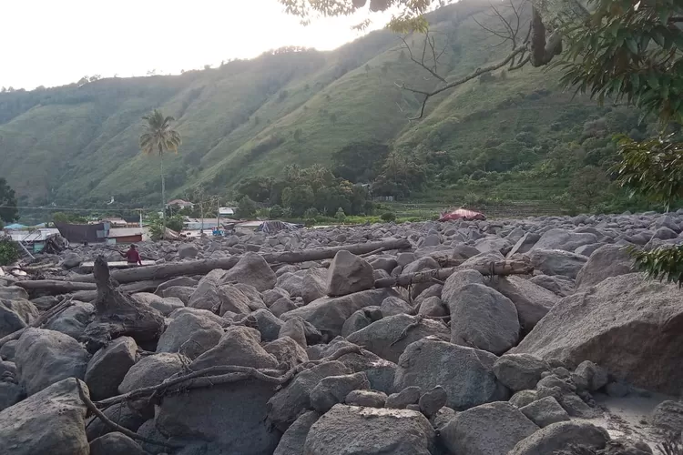 Banjir Bandang Di Desa Simangulampe, Wabup Humbahas Oloan Paniaran ...