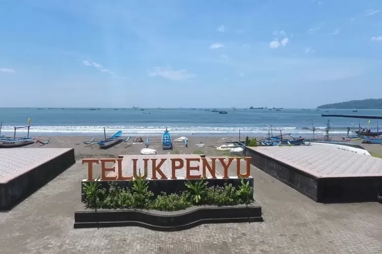 Wisata Pantai Teluk Penyu di Cilacap, Jawa Tengah. (jatengprov.go.id)