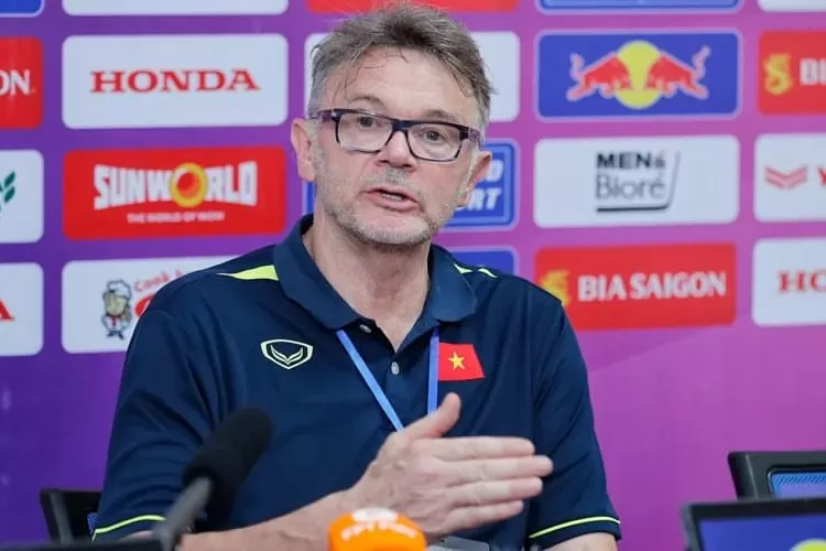 Menghadapi Timnas Indonesia, pelatih Vietnam Philippe Troussier, tidak ingin gegabah. (Instagram/@1troussier)