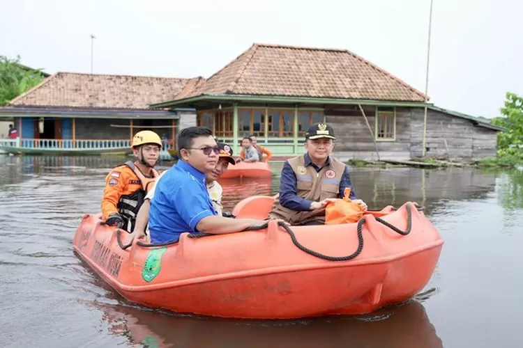 Pj Gubernur Sumsel Agus Fatoni Antar Langsung Bantuan Ke Rumah Warga Gunakan Perahu Karet Di