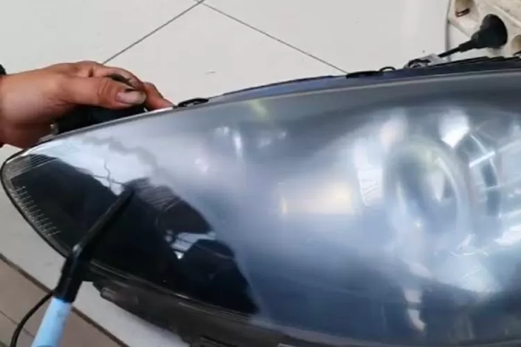 Cara Memoles&nbsp;Mika Lampu Mobil yang Menguning. (Ist.)