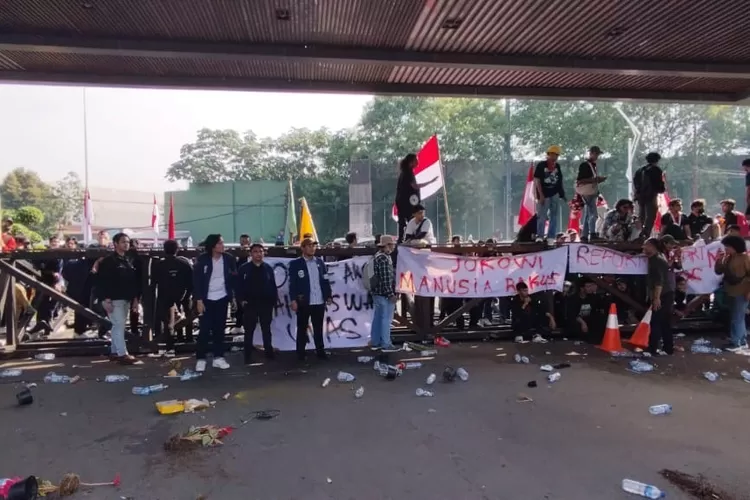 Aksi unjuk rasa oleh mahasiswa yang menolak RUU Pilkada di Gedung DPR RI. (Akbar Budi Prasetia/INFO INDONESIA)