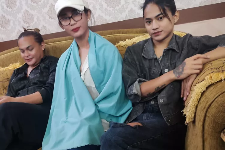 Vania (topi putih, bukan nama asli), bersama rekannya saat memberikan klarifikasi perihal acara Trans Queen Gorontalo, Jumat 13 September 2024 (Sumiyati/hulondalo.id)