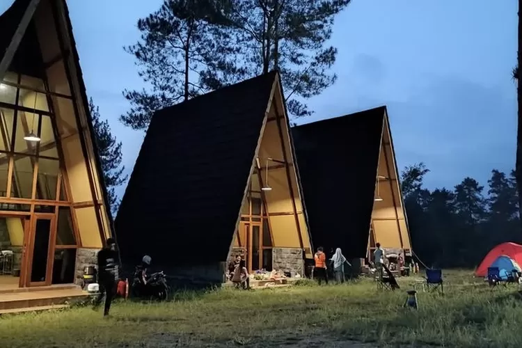 Suasana petang di Jurang Jero Glamping, tempat staycation murah di Magelang dengan view Gunung Merapi.  (instagram @wisata_jurangjero)