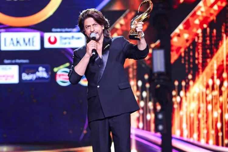 Menyentuh Hati! Shah Rukh Khan Dedikasikan Piala Zee Cine Awards 2024 ...